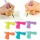 * 4 1db Véletlenszerű 3Pcs / Set Gyermek ceruzatartó tollírás Grip testtartás korrekciós eszköz Új